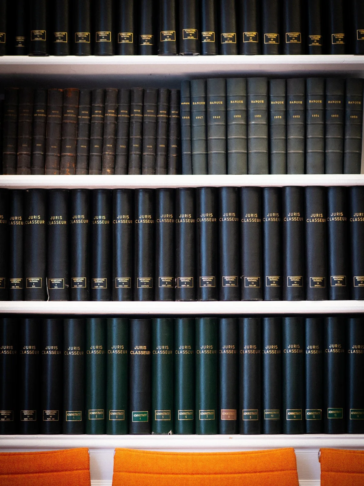 Une étagère remplie de livres juridiques