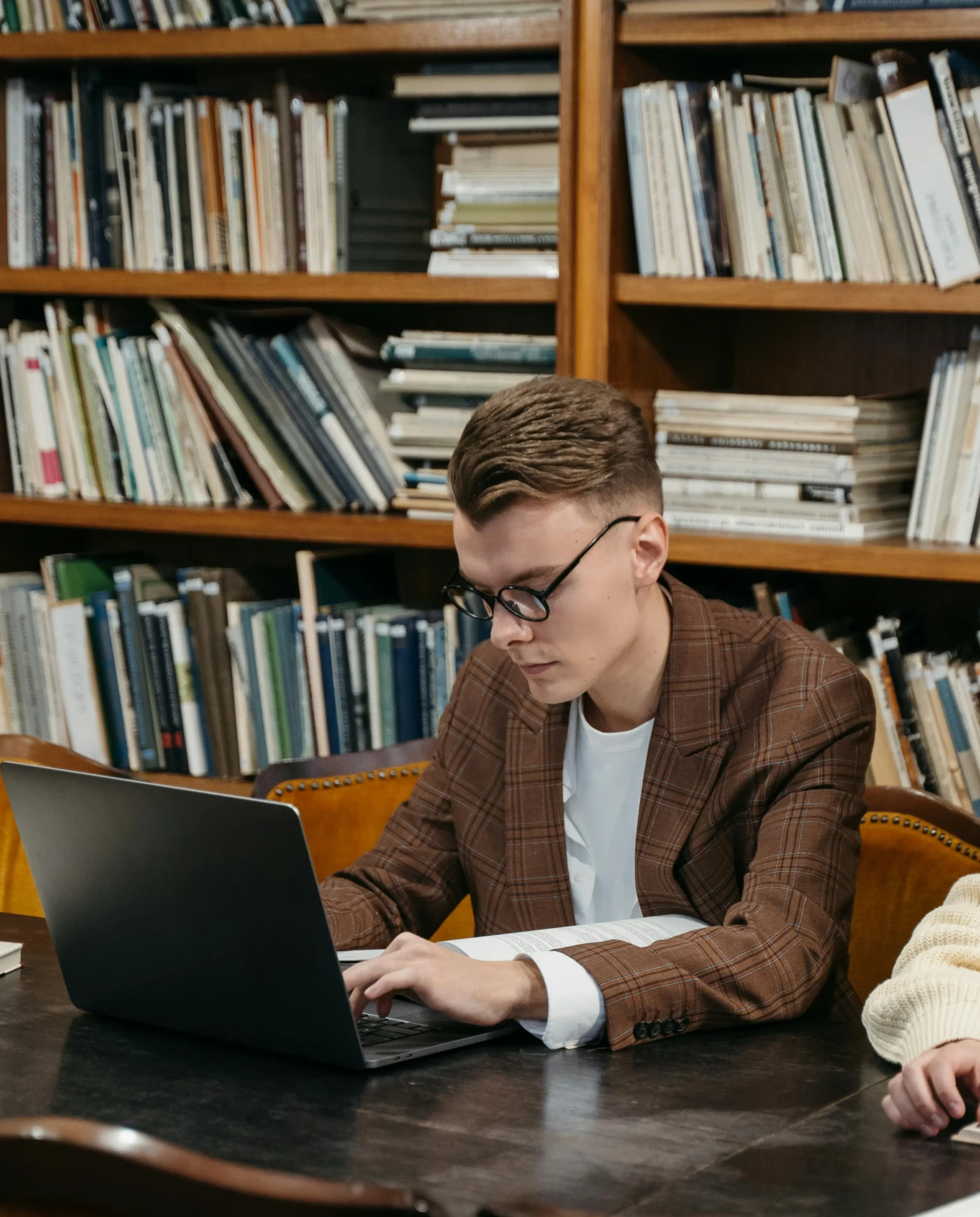 Un membre de Thibierge Notaires au travail